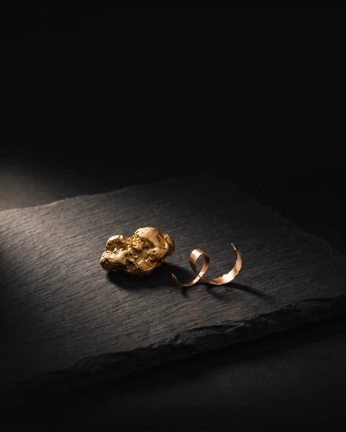 Gold und Metallspan auf Schiefer – künstlerische Materialstudie