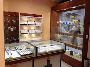 Blick in das Juweliergeschäft mit Schmuckvitrinen und Schaufenster